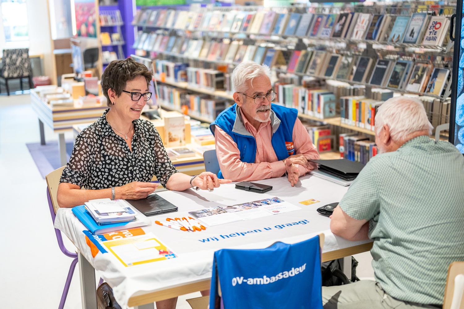 inwoners in gesprek met de OV ambassadeurs